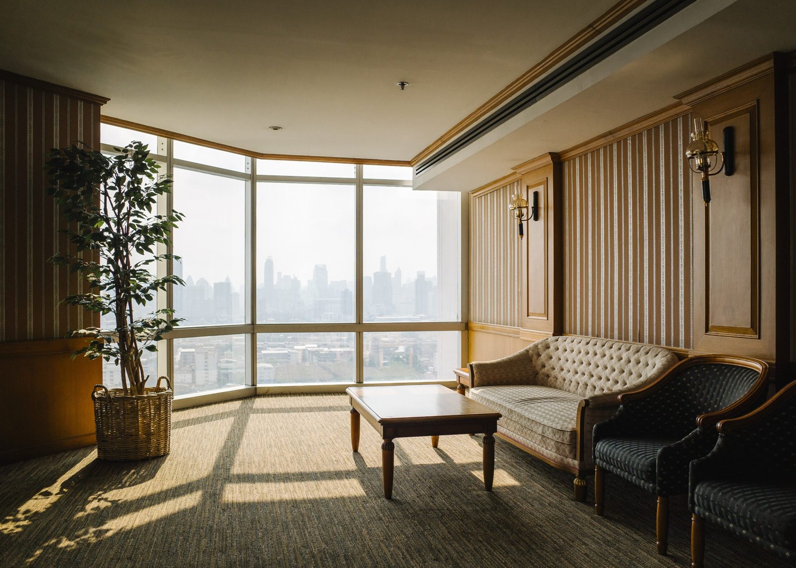 Finding the Perfect Luxury Home: Serenity vs. Connectivity